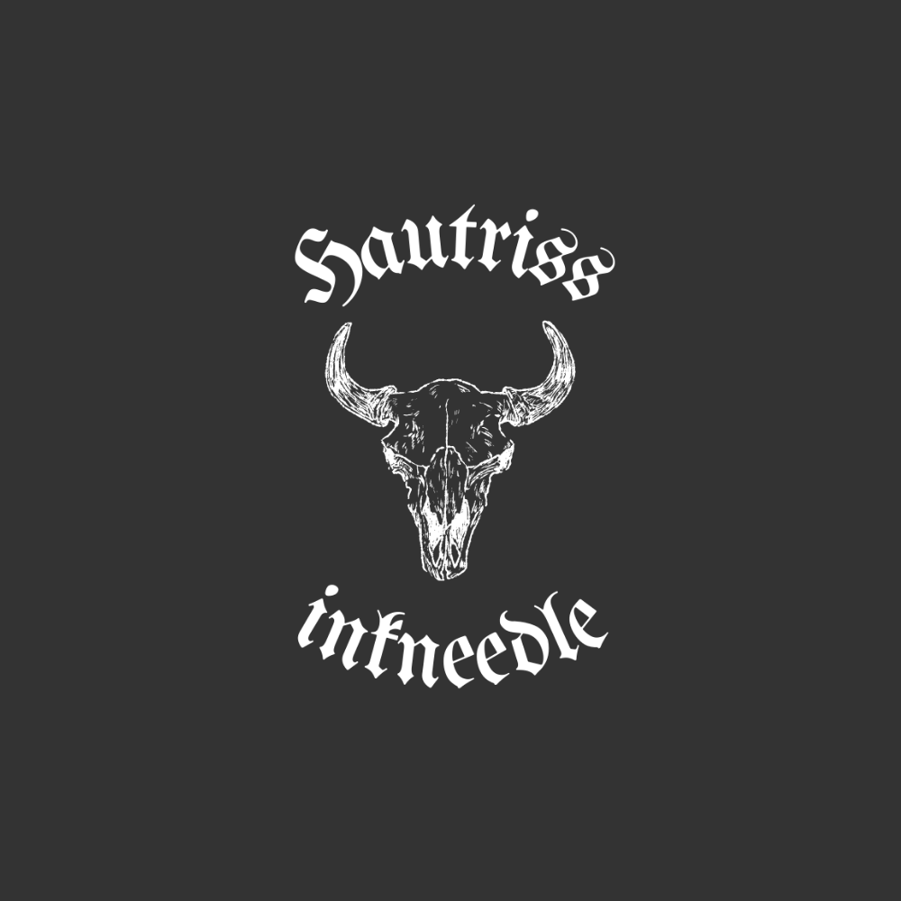 Das Logo von Hautriss inthneedle zeigt einen detailreich illustrierten Stier- oder Büffelschädel in Weiß auf dunklem Hintergrund. Darüber und darunter steht der Schriftzug in einer gotischen, spitzen Frakturschrift, was dem Design einen markanten, rebellischen und handwerklich-künstlerischen Charakter verleiht – perfekt für ein Tattoo- oder Kunststudio.